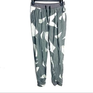 Lululemon city joggers dance studio women pants size 4 white gray drawstrings